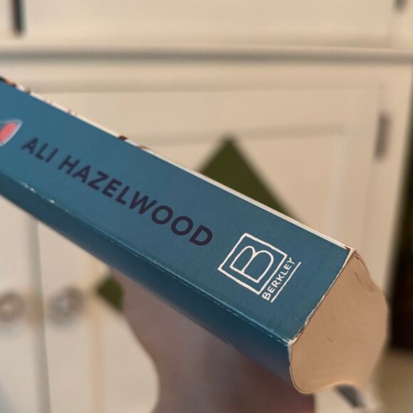 The Love Hypothesis by Ali Hazelwood - Picture 4 of 7